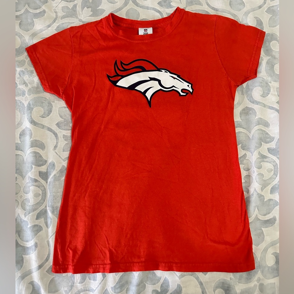 Women’s Denver Broncos Peyton‎ Manning TShirt size XL fits more like a Medium!!